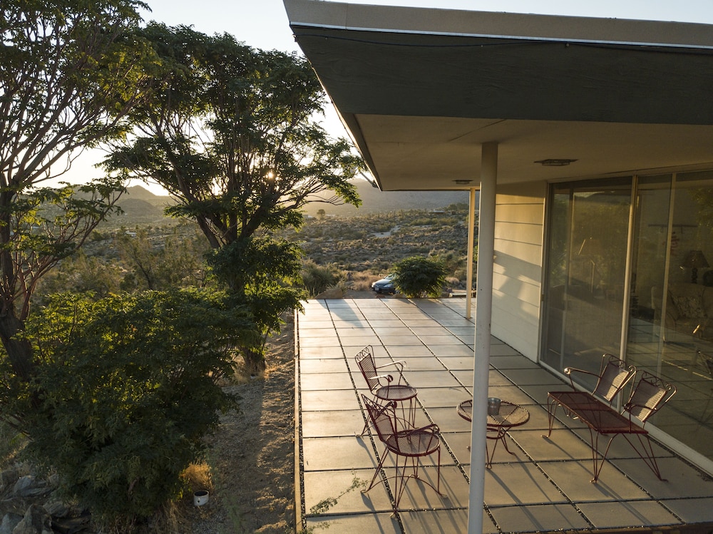 Gorgeous Views, 5 Acres, Sleeps 8, Hot Tub, WiFi, Close to Park!