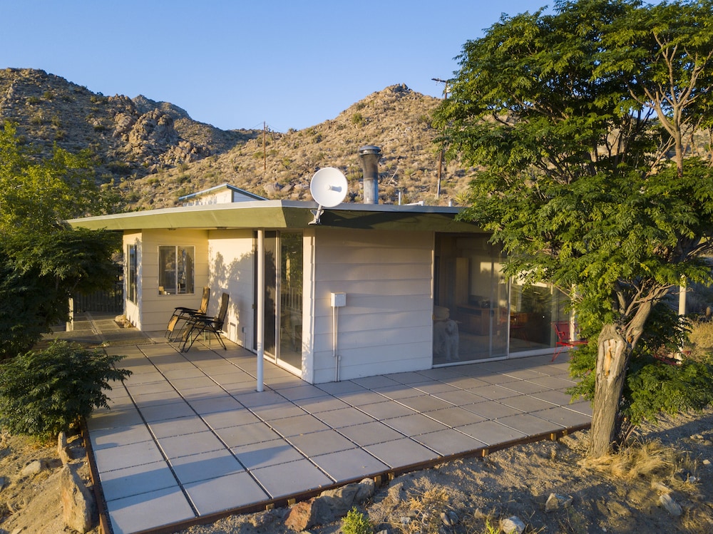 Gorgeous Views, 5 Acres, Sleeps 8, Hot Tub, WiFi, Close to Park!