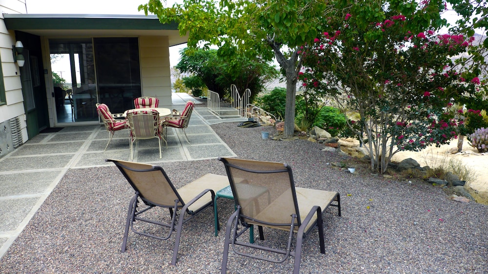 Gorgeous Views, 5 Acres, Sleeps 8, Hot Tub, WiFi, Close to Park!