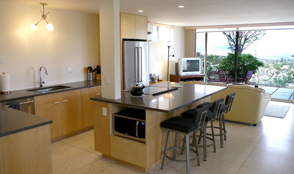 Gorgeous Views, 5 Acres, Sleeps 8, Hot Tub, WiFi, Close to Park!