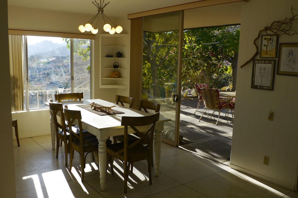 Gorgeous Views, 5 Acres, Sleeps 8, Hot Tub, WiFi, Close to Park!