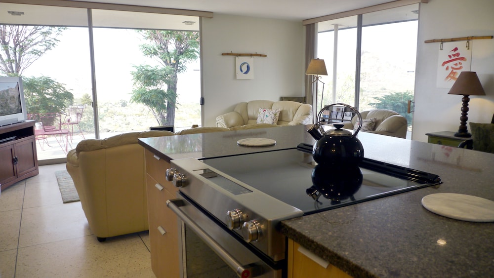 Gorgeous Views, 5 Acres, Sleeps 8, Hot Tub, WiFi, Close to Park!