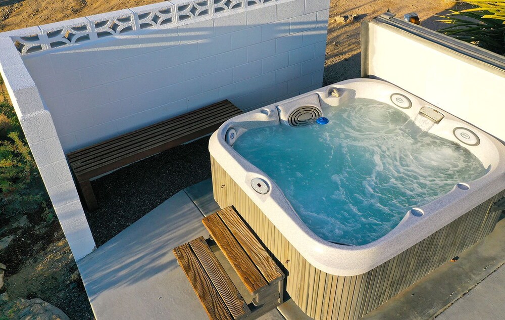 Gorgeous Views, 5 Acres, Sleeps 8, Hot Tub, WiFi, Close to Park!