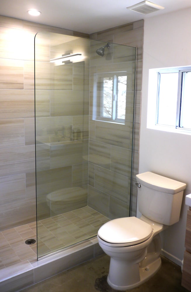 Gorgeous Views, 5 Acres, Sleeps 8, Hot Tub, WiFi, Close to Park!