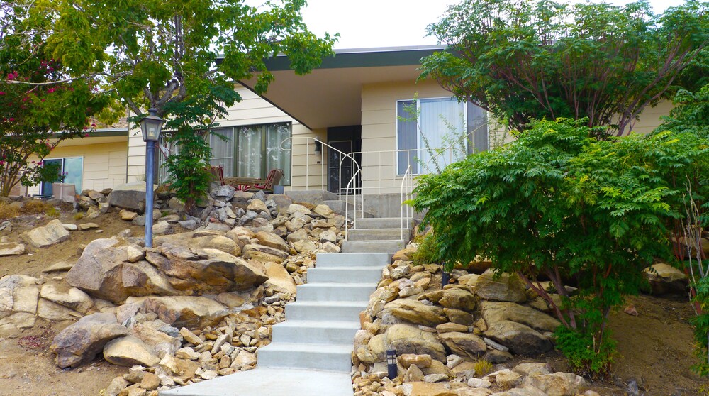 Gorgeous Views, 5 Acres, Sleeps 8, Hot Tub, WiFi, Close to Park!