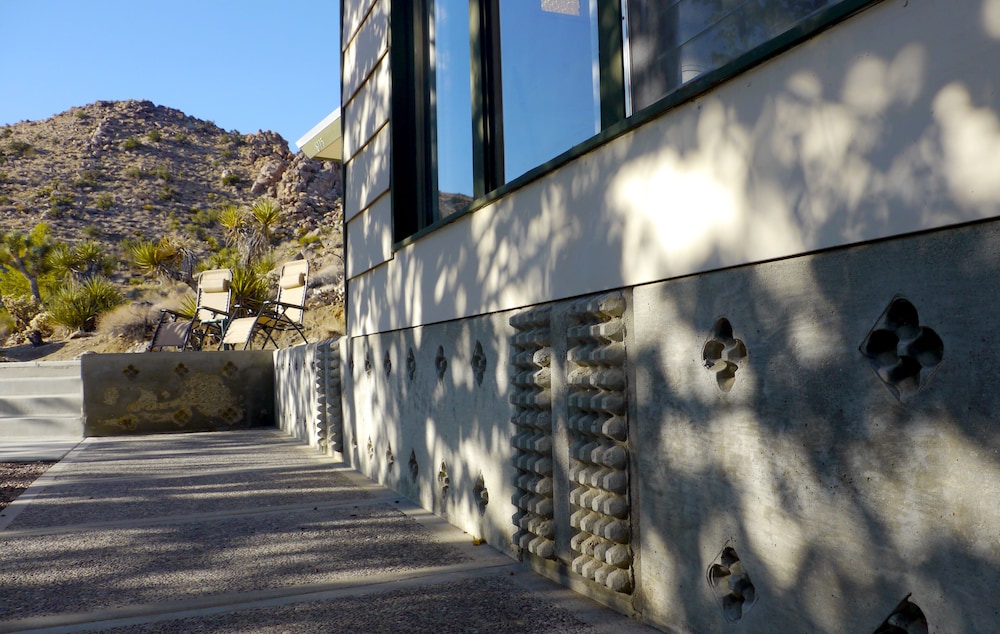 Gorgeous Views, 5 Acres, Sleeps 8, Hot Tub, WiFi, Close to Park!