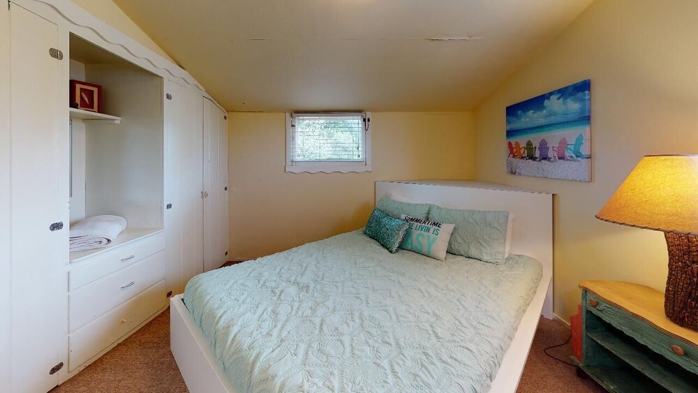 Fairview Lodge BIRCH BAY Waterfront Home Sleeps 15+ on Birch Bay Dr