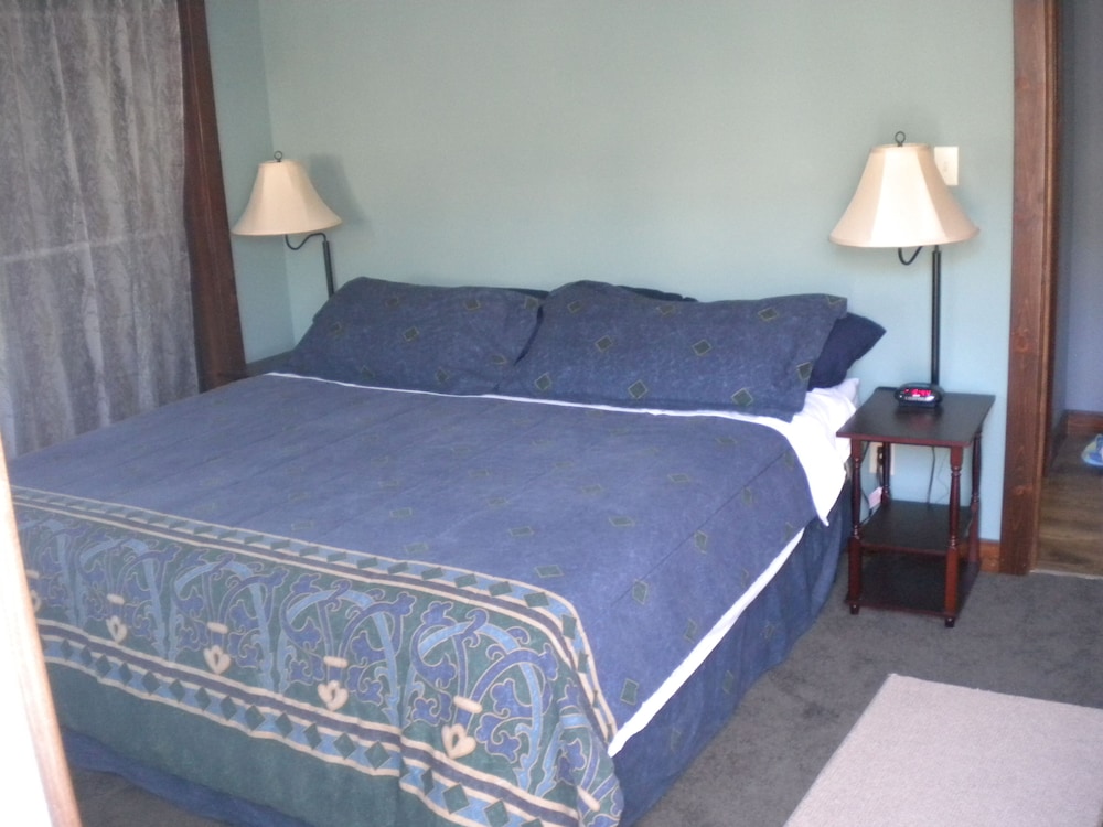 Tortilla Flats Overlooking the Yellowstone River, in town. Sleeps 4