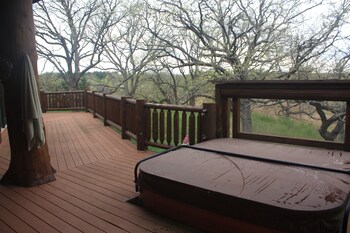 Stunning Log Cabin Getaway Near Lake Beulah Pool Tablegrill