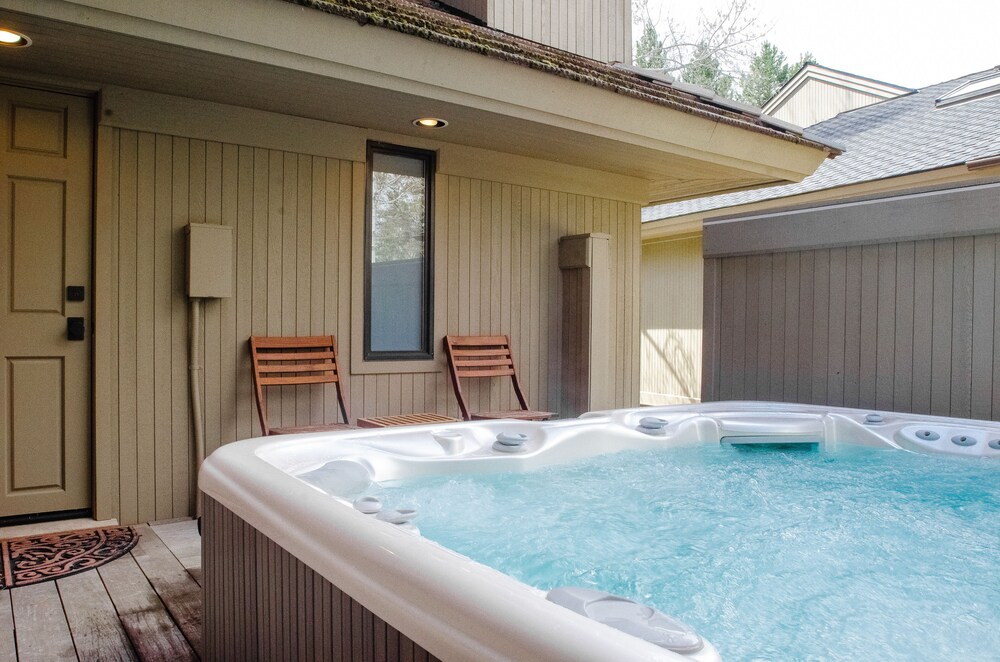  Oct/Nov availability! Luxury home on 14th fairway w/ hot tub &10 SHARC PASSES