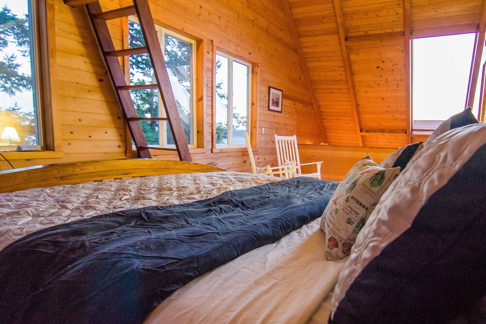 Coastal Cabin Retreat with Beach View and Deck Kayaks and Wildlife