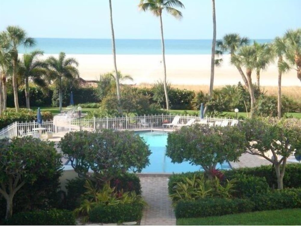 Beach Front Relaxation! You deserve it! Marco Island Vrbo