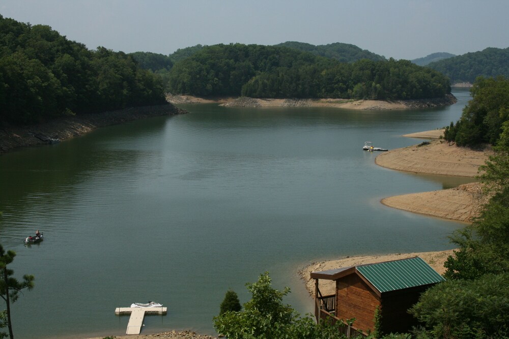 "The Rusty Hook" - Spacious Lakefront 4 Bedroom W/Private Covered Dock