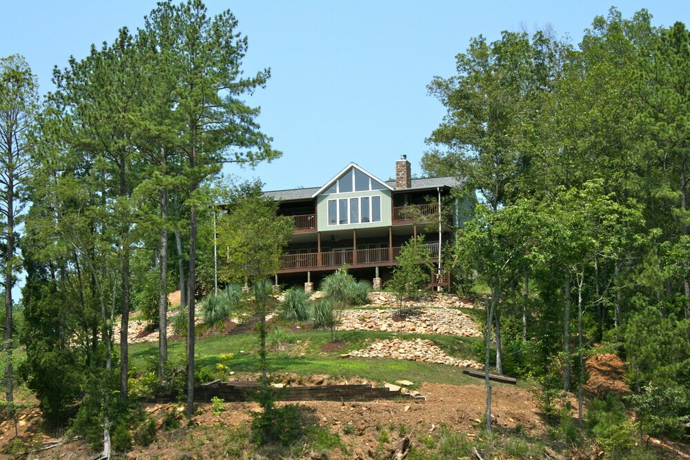 "The Rusty Hook" - Spacious Lakefront 4 Bedroom W/Private Covered Dock