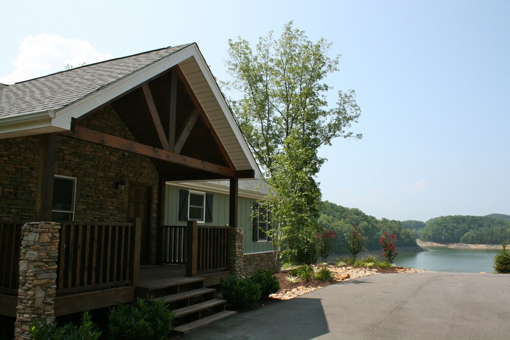 "The Rusty Hook" - Spacious Lakefront 4 Bedroom W/Private Covered Dock