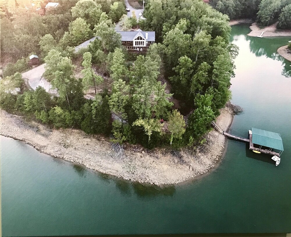 "The Rusty Hook" - Spacious Lakefront 4 Bedroom W/Private Covered Dock