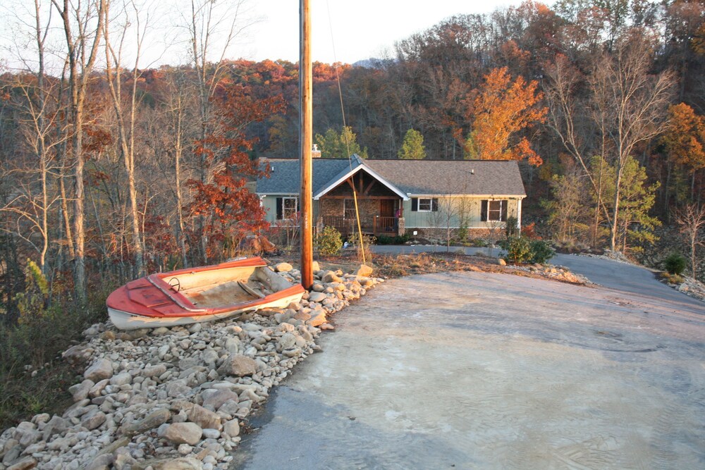 "The Rusty Hook" - Spacious Lakefront 4 Bedroom W/Private Covered Dock