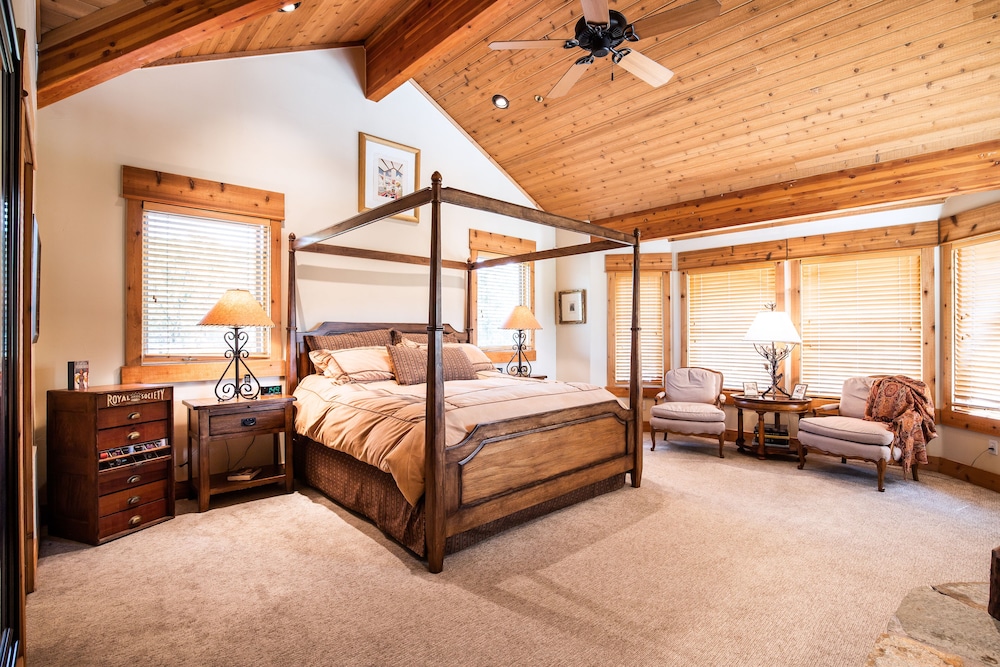 Sunset Lodge - Private Home w Hot Tub, Fire Pits, Pool Table and