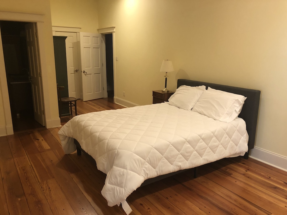 Beautiful, spacious center of Natchez your home away from home