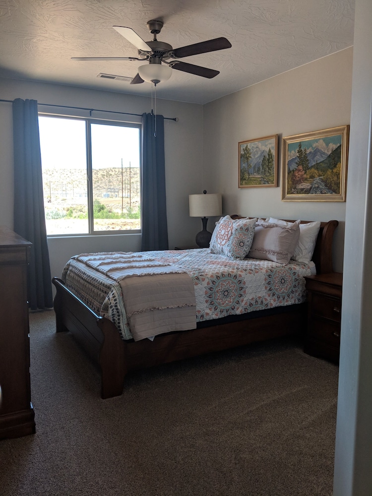 Stay at ZION ESCAPE LaVerkin! PRIVATE HOME with PRIVATE POOL and HOT