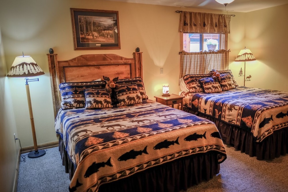 Luxury lodging minutes from Glacier National Park., East Glacier Park