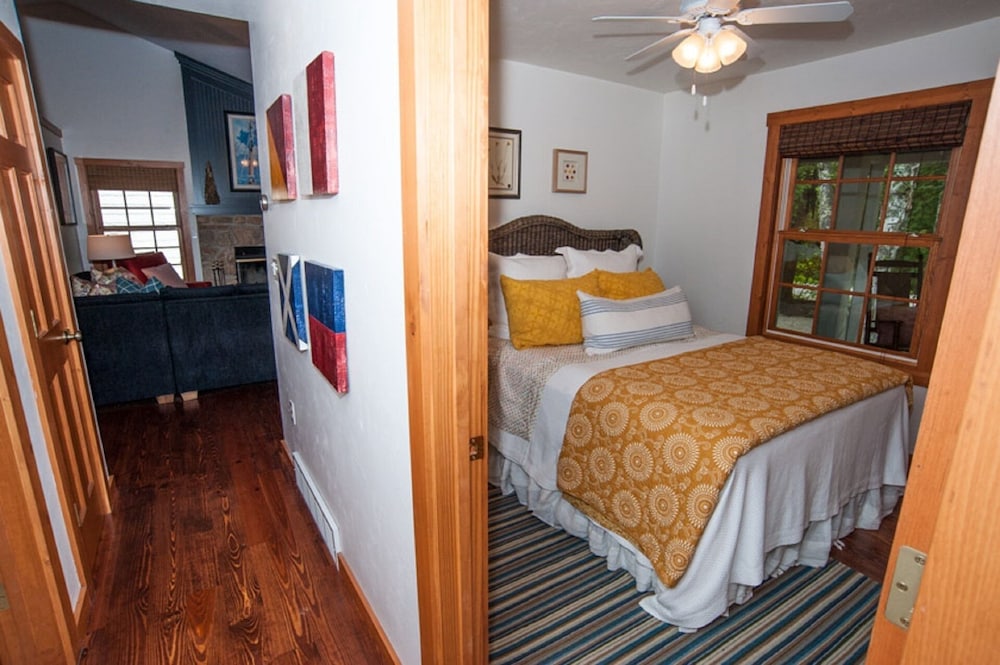 Quintessential Door County cottage just steps from the water! Baileys