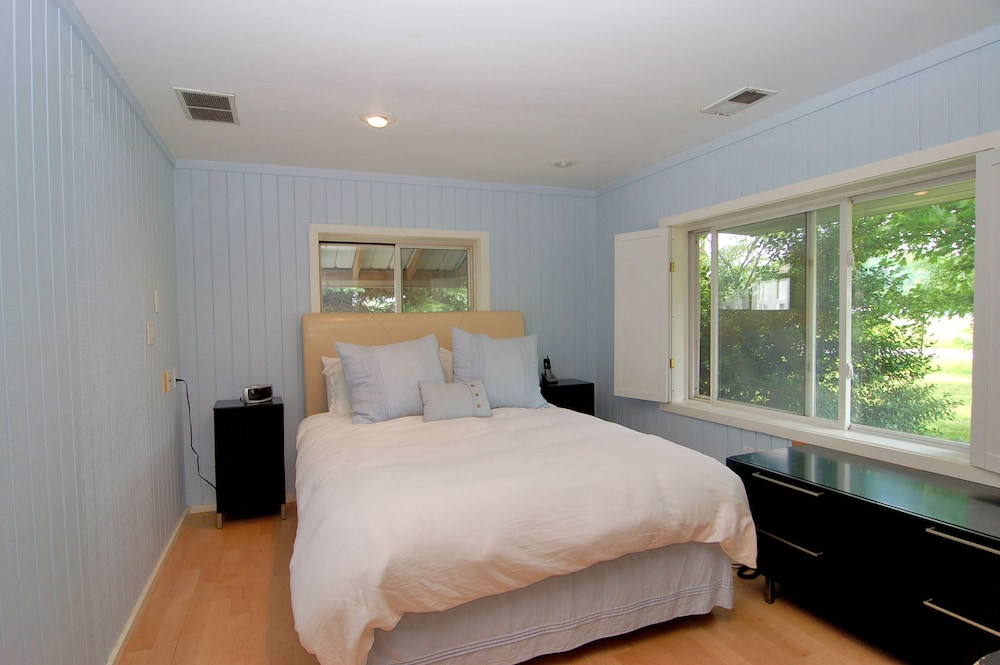 Warren Dunes Large 2 Br2 Bath, Hot Tub, Wbfpl , Next To Wineries