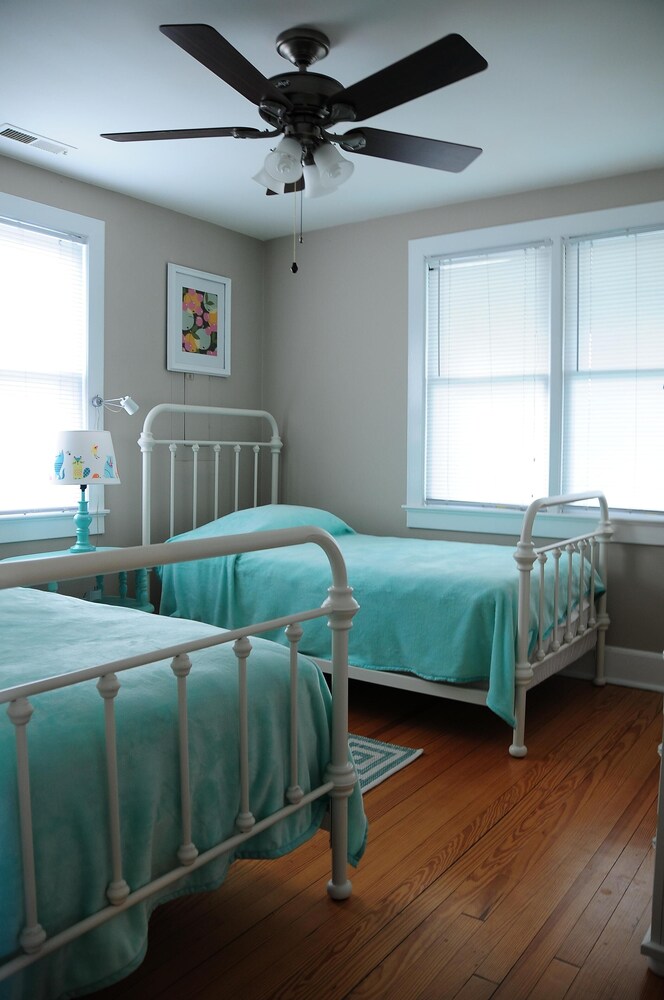 Relaxing Beachside Condo with Pool, Deck, and AC, just 200 steps to the