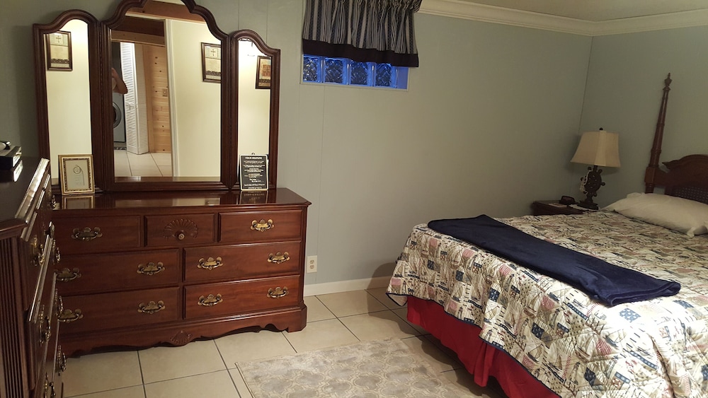 Lake Milton Ohio, Lakefront Vacation Rental, 4 Bedrooms, 3 Bath