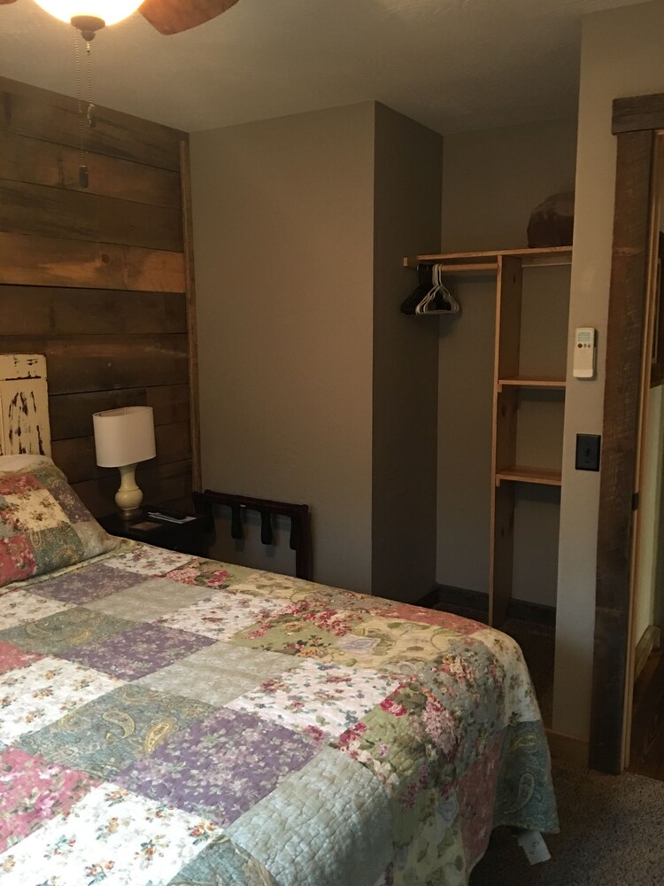 1 Fall Creek Cabins 1 mile from Lake Norfork and Mtn. Home Ar