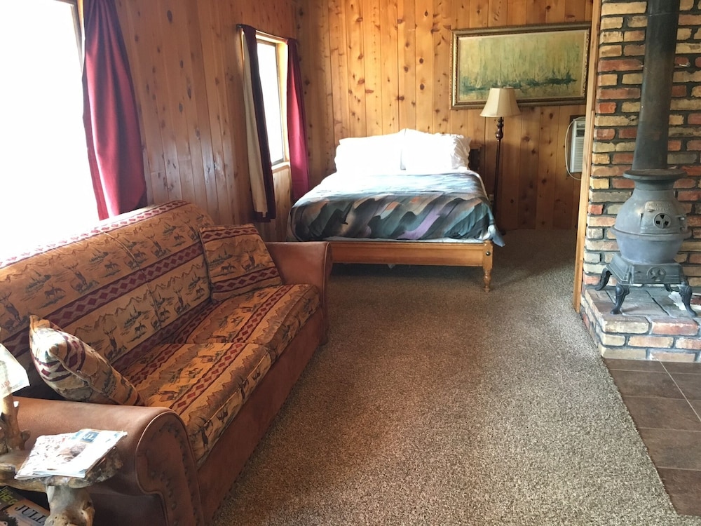 Pheasant Hill Cabin.  Cozy and dog friendly.