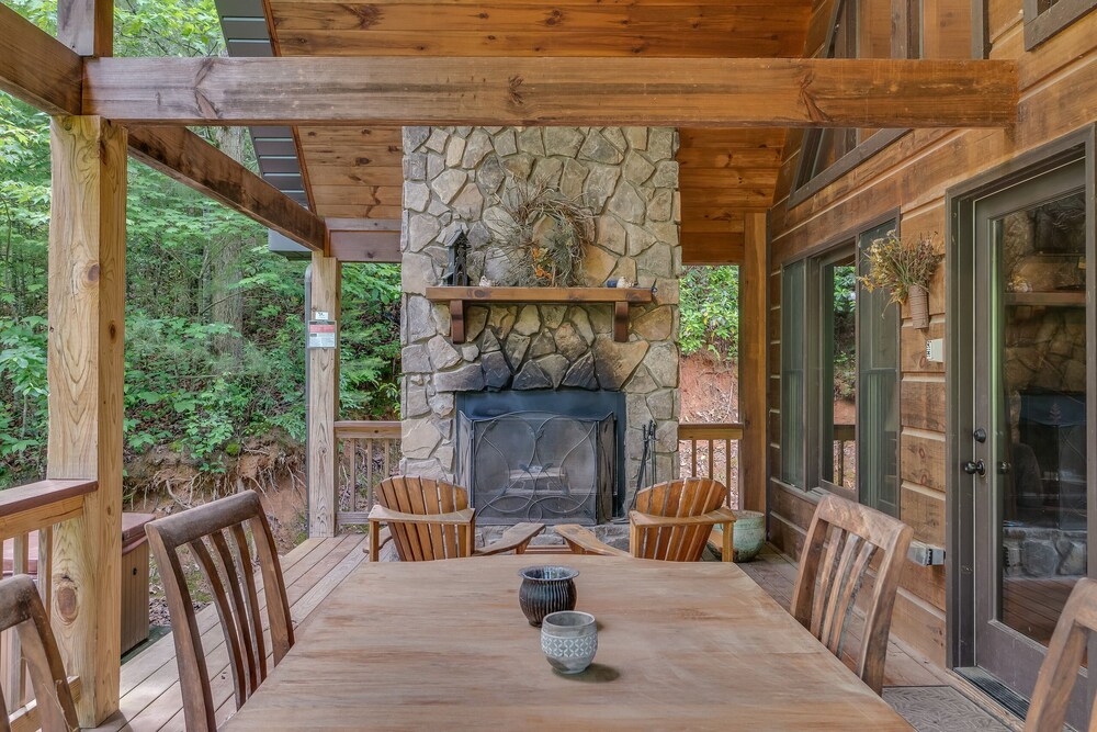 Cherokee Charm - Couple's Getaway Close to Casino - hot tub outdoor fireplace