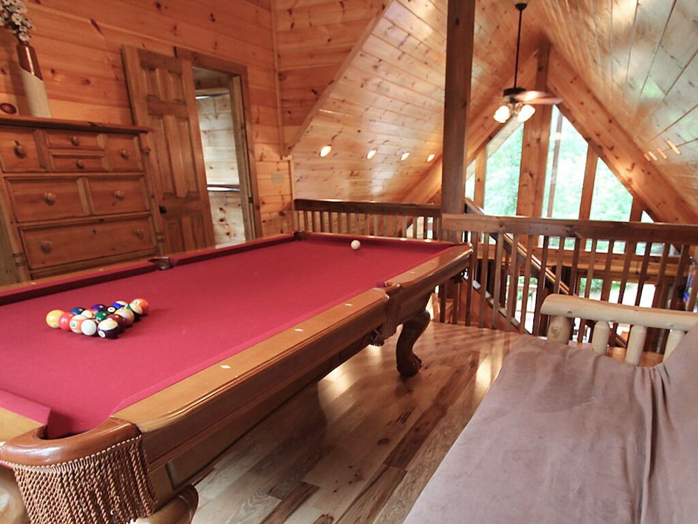 Cherokee Charm - Couple's Getaway Close to Casino - hot tub outdoor fireplace