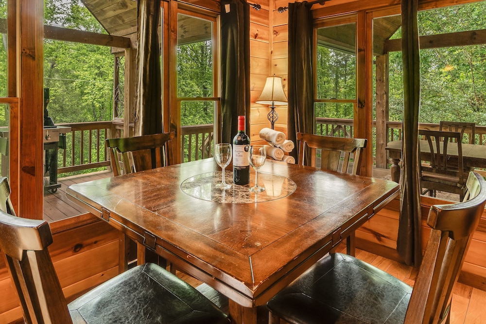 Cherokee Charm - Couple's Getaway Close to Casino - hot tub outdoor fireplace