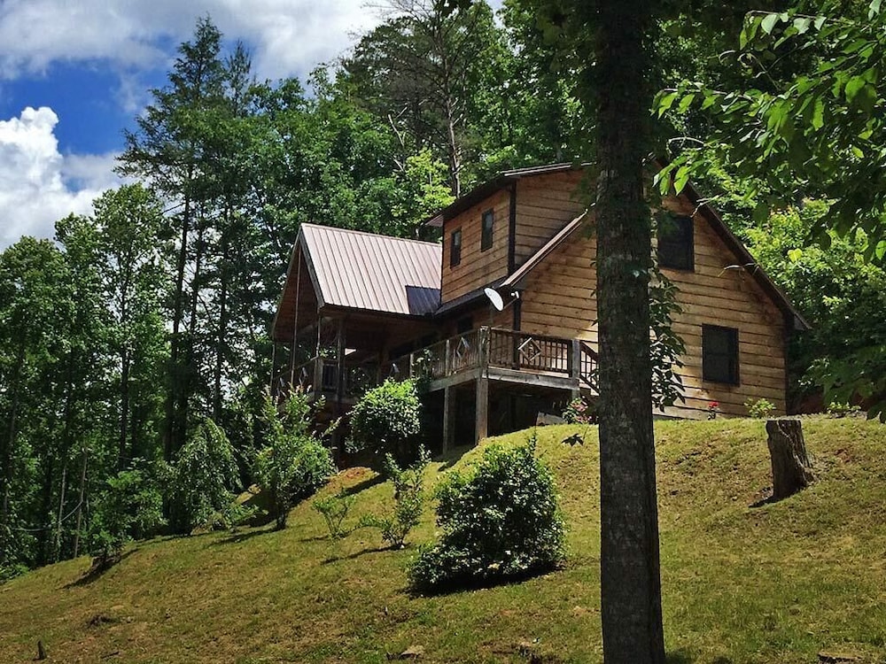 Cherokee Charm - Couple's Getaway Close to Casino - hot tub outdoor fireplace