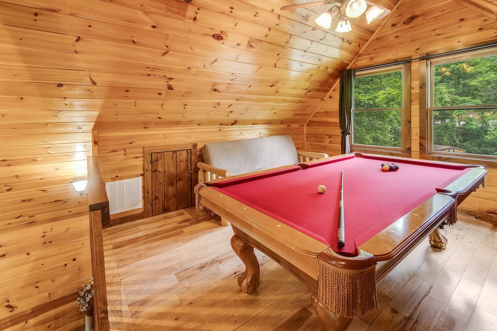 Cherokee Charm - Couple's Getaway Close to Casino - hot tub outdoor fireplace