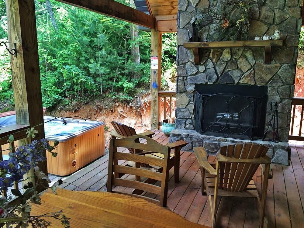 Cherokee Charm - Couple's Getaway Close to Casino - hot tub outdoor fireplace