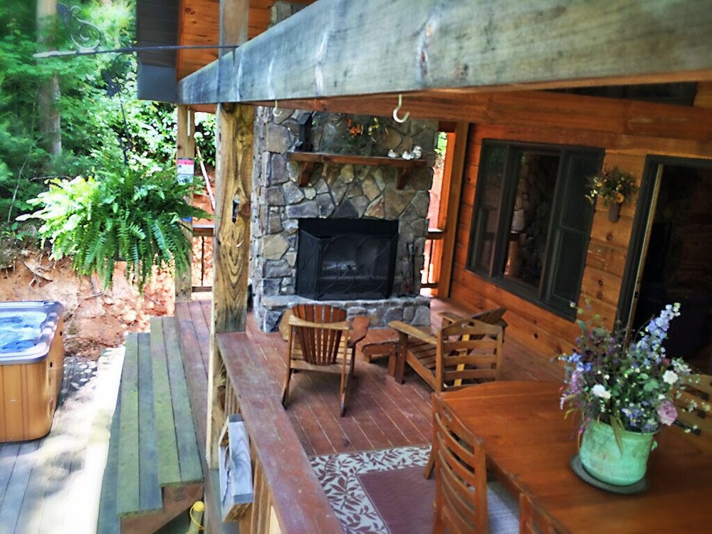 Cherokee Charm - Couple's Getaway Close to Casino - hot tub outdoor fireplace