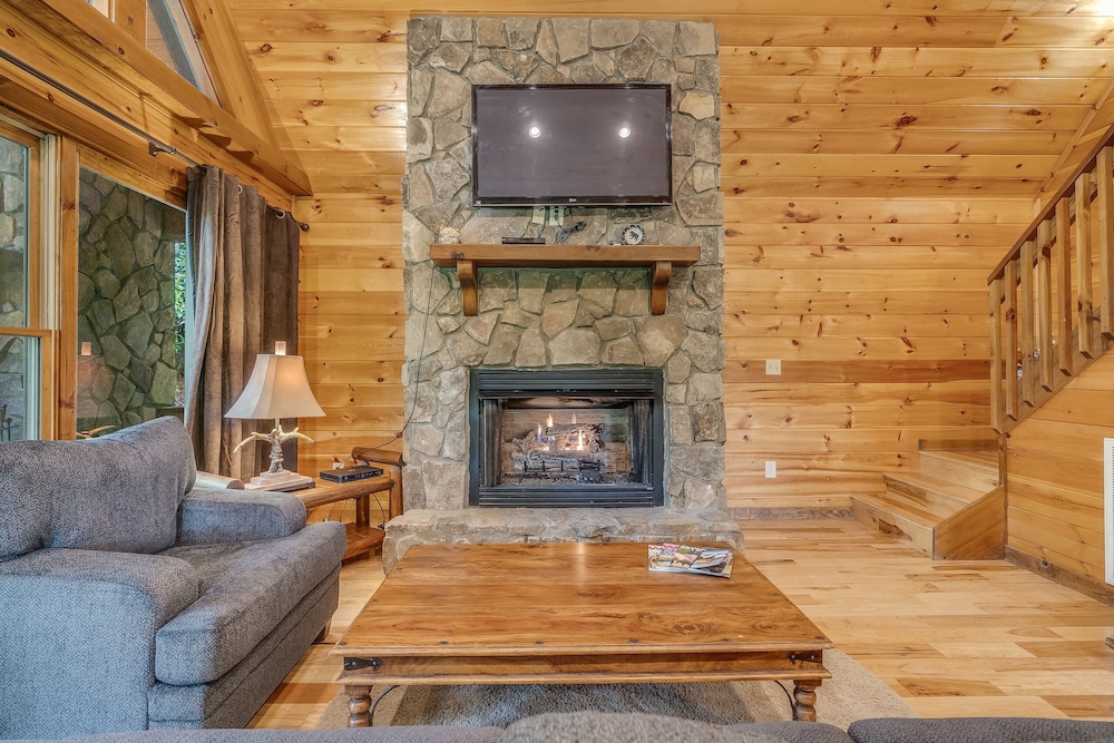 Cherokee Charm - Couple's Getaway Close to Casino - hot tub outdoor fireplace