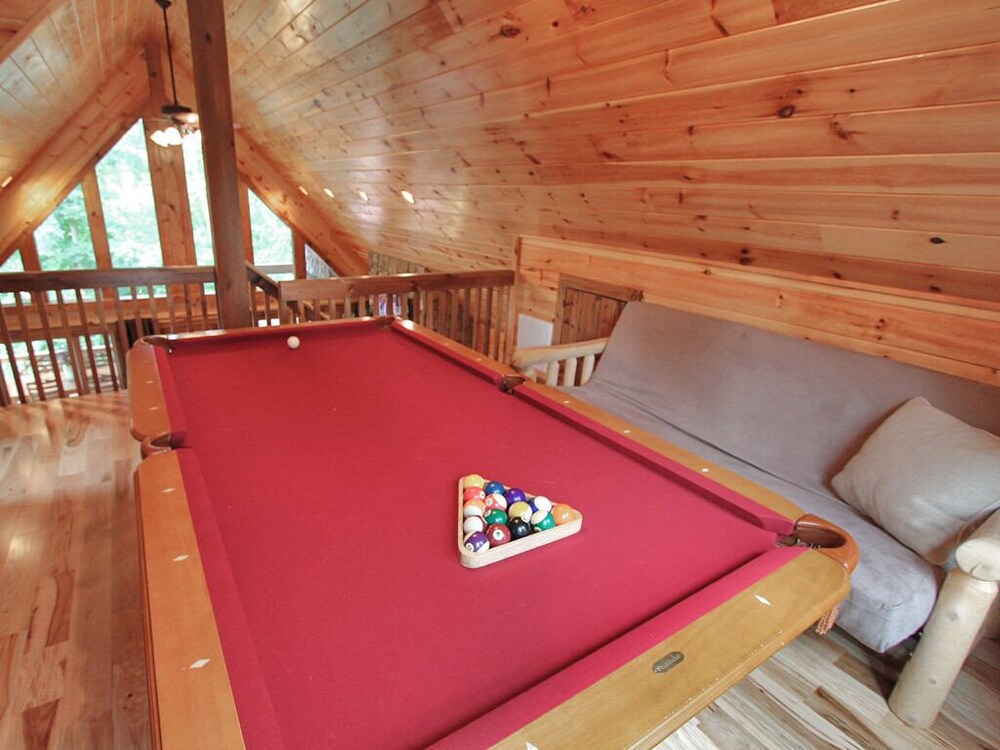 Cherokee Charm - Couple's Getaway Close to Casino - hot tub outdoor fireplace