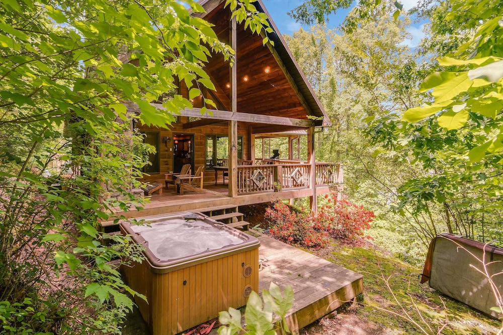 Cherokee Charm - Couple's Getaway Close to Casino - hot tub outdoor fireplace