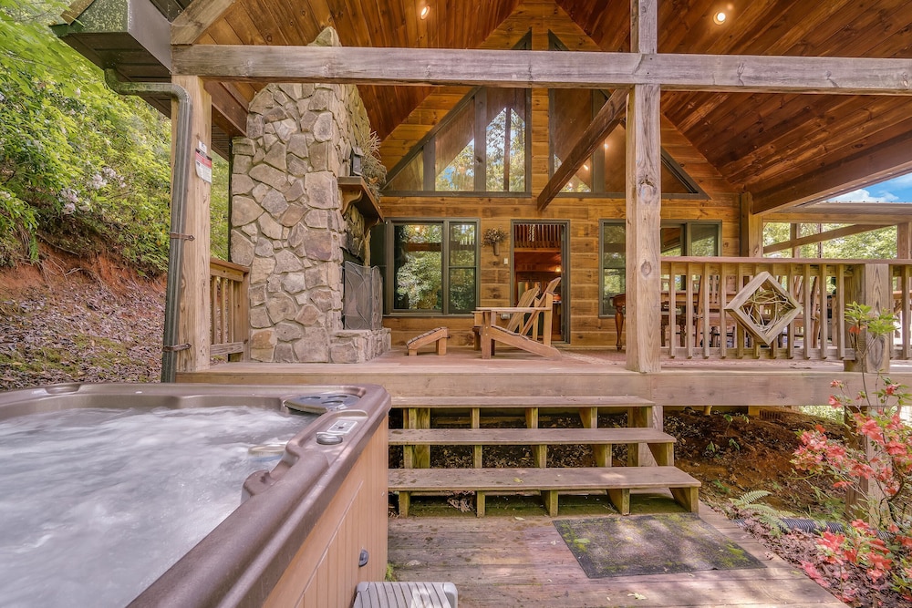 Cherokee Charm - Couple's Getaway Close to Casino - hot tub outdoor fireplace