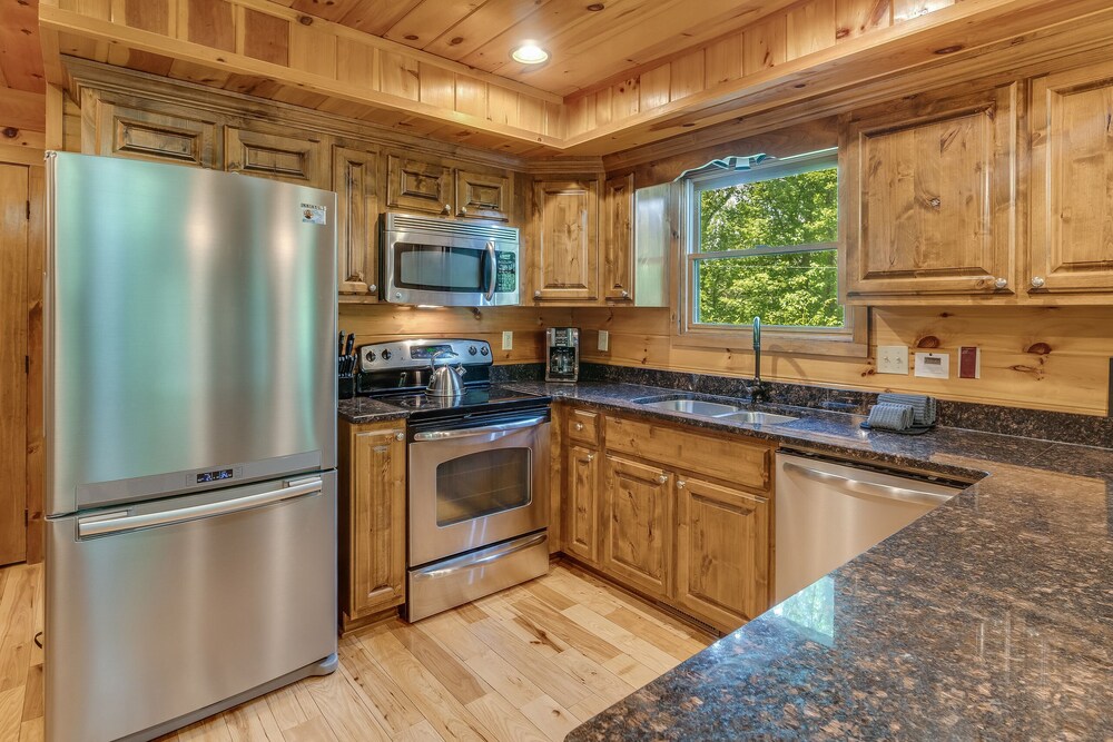 Cherokee Charm - Couple's Getaway Close to Casino - hot tub outdoor fireplace