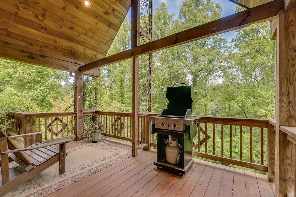 Cherokee Charm - Couple's Getaway Close to Casino - hot tub outdoor fireplace