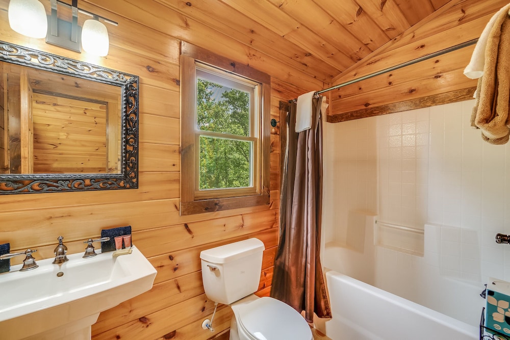 Cherokee Charm - Couple's Getaway Close to Casino - hot tub outdoor fireplace