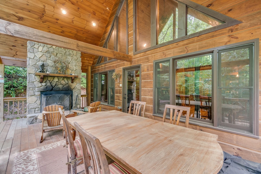 Cherokee Charm - Couple's Getaway Close to Casino - hot tub outdoor fireplace