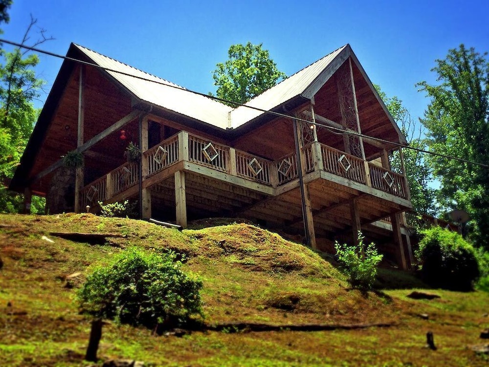 Cherokee Charm - Couple's Getaway Close to Casino - hot tub outdoor fireplace