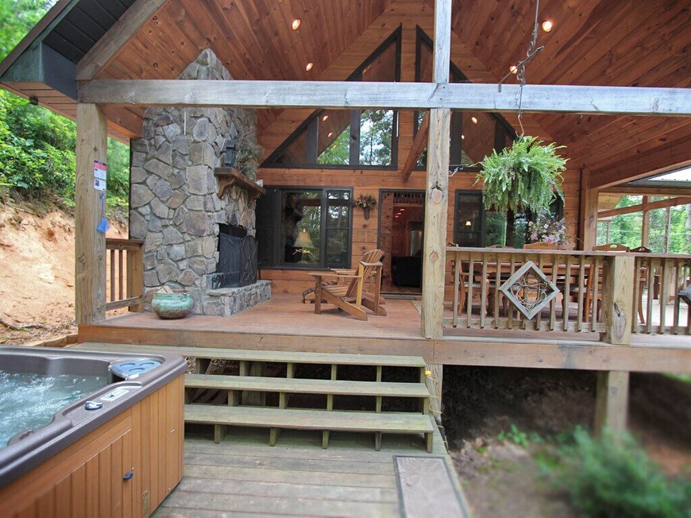 Cherokee Charm - Couple's Getaway Close to Casino - hot tub outdoor fireplace
