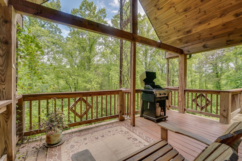 Cherokee Charm - Couple's Getaway Close to Casino - hot tub outdoor fireplace