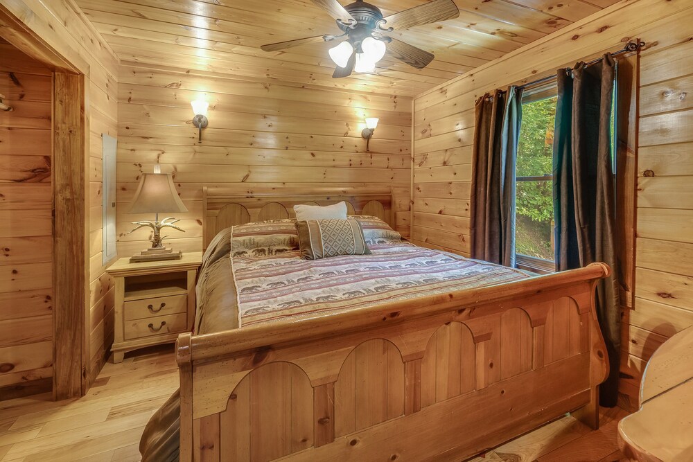 Cherokee Charm - Couple's Getaway Close to Casino - hot tub outdoor fireplace